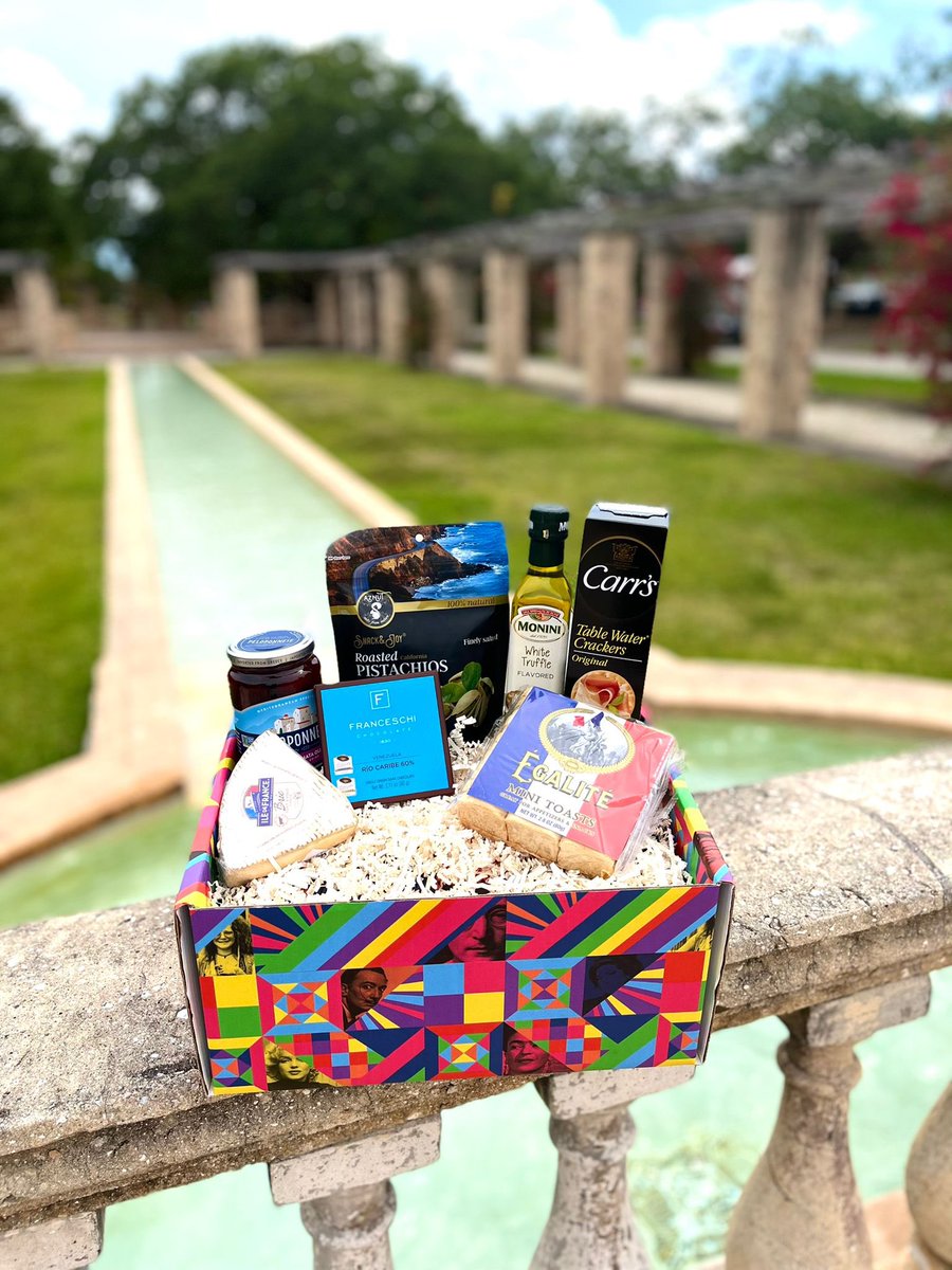 TBoxOutOfTheBox's tweet image. The Box Out Of The Box is an extraordinary gift for families and friends. We want to help clients worldwide to deliver a smile with our products. #gift #giftbasket #giftbox