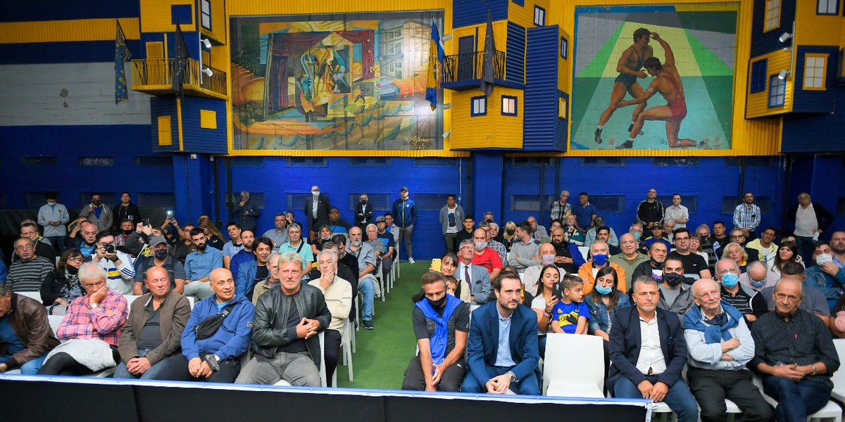Boca69Libro's tweet photo. Momentos que se vivieron el pasado martes en el salón Filiberto. Un día increíble y un homenaje emocionante y más que merecido para un equipo GIGANTE, el campeón del 69. Gracias a los que se acercaron y al club por dejarnos formar parte del evento. 
#elequipodetodos
💙💛💙 https://t.co/nwi9LSgpAd
