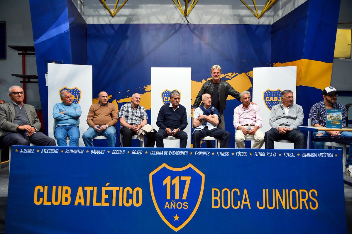 Boca69Libro's tweet photo. Momentos que se vivieron el pasado martes en el salón Filiberto. Un día increíble y un homenaje emocionante y más que merecido para un equipo GIGANTE, el campeón del 69. Gracias a los que se acercaron y al club por dejarnos formar parte del evento. 
#elequipodetodos
💙💛💙 https://t.co/nwi9LSgpAd