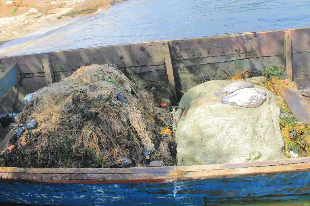 EcoBrixs's tweet photo. Millions of people derive their livelihood from #lakeVictoria. Due to increased #plasticpollution along the shores has led to reduction of fish #breedinggrounds and this has greatly led to the reduction in their catch. Fishermen can gain through creating clean fishing spaces.♻️ https://t.co/1cOwYXMdvr