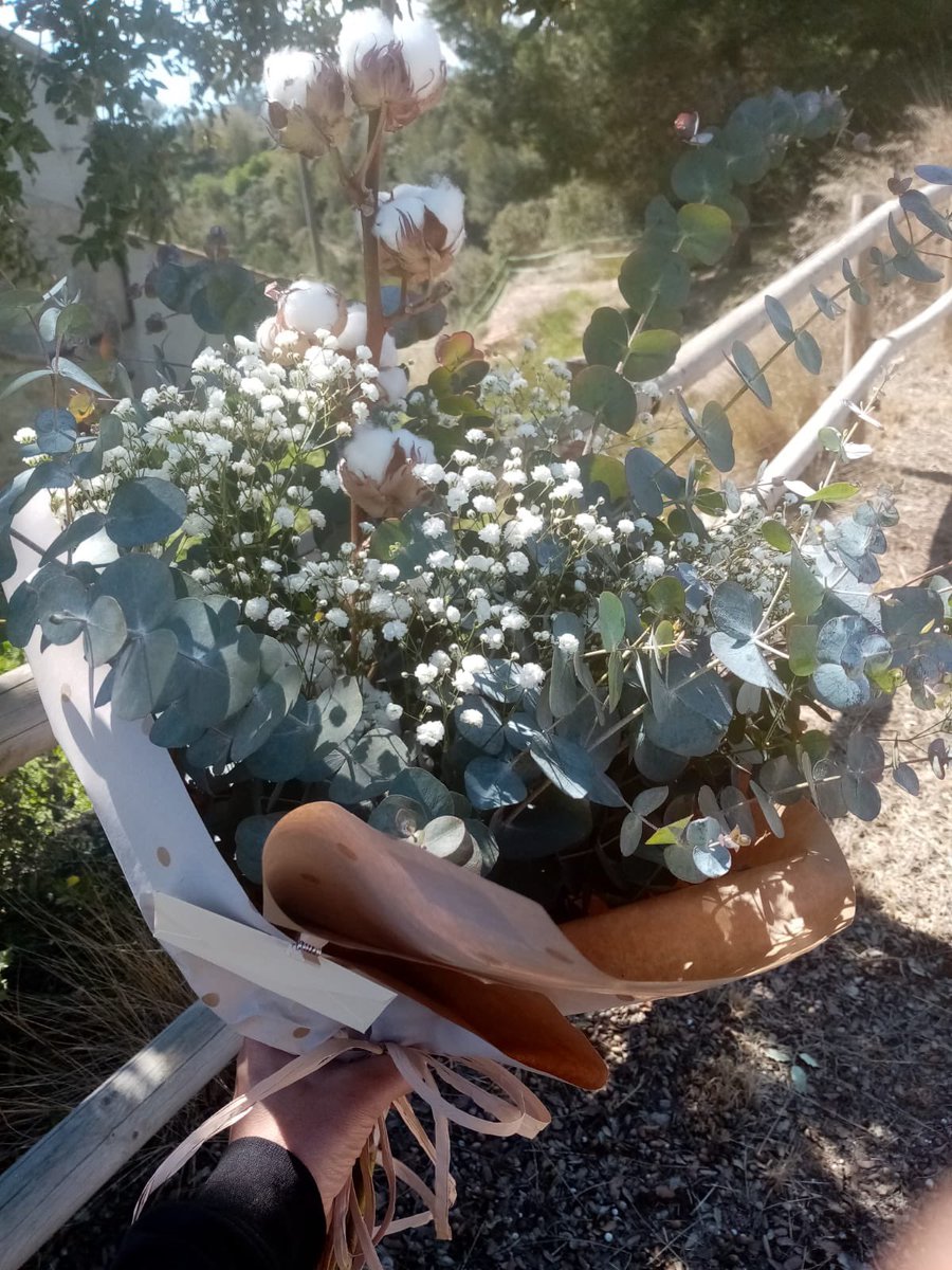 camalics's tweet photo. Ens agrada transportar i servir rams de flors, en aquest cas de @lamagnoliafloristes, #Manresa.
Mai deixa indiferent la rebuda d'un ram. 
Sabem que transportem emocions!
Camàlics: ecotransport per a particulars i empreses. https://t.co/GDRcSDifxP