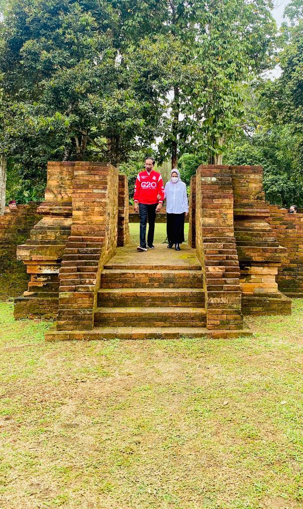Saya meninjau Candi Kedaton di Kawasan Cagar Budaya Nasional (KCBN) Muaro Jambi yang hendak mulai direstorasi oleh pemerintah di beberapa titiknya. 

Candi yang terbentuk dari susunan batu bata itu berada di kawasan yang menjadi pusat pendidikan terbesar di Asia pada abad ke-7.
