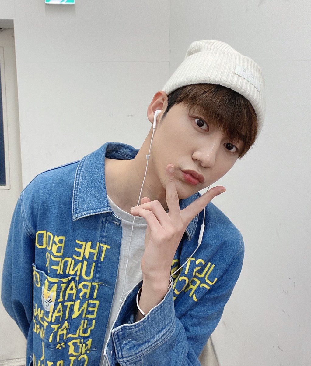KNKOfficial220's tweet photo. KNK PREMIUM LIVE in TOKYO 2022
☕✌💙🤍 

#크나큰 #KNK 
#지훈 #JIHUN
#동원 #DONGWON https://t.co/FzQsPeJguB