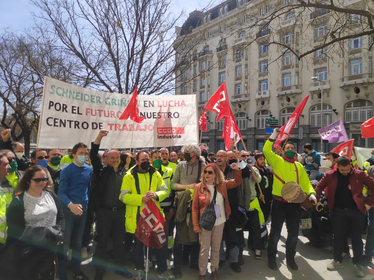Siguen cerrando empresas viables con enorme facilidad.  Hoy con los comapñeros en lucha de SCNEIDER GRIÑÓ.