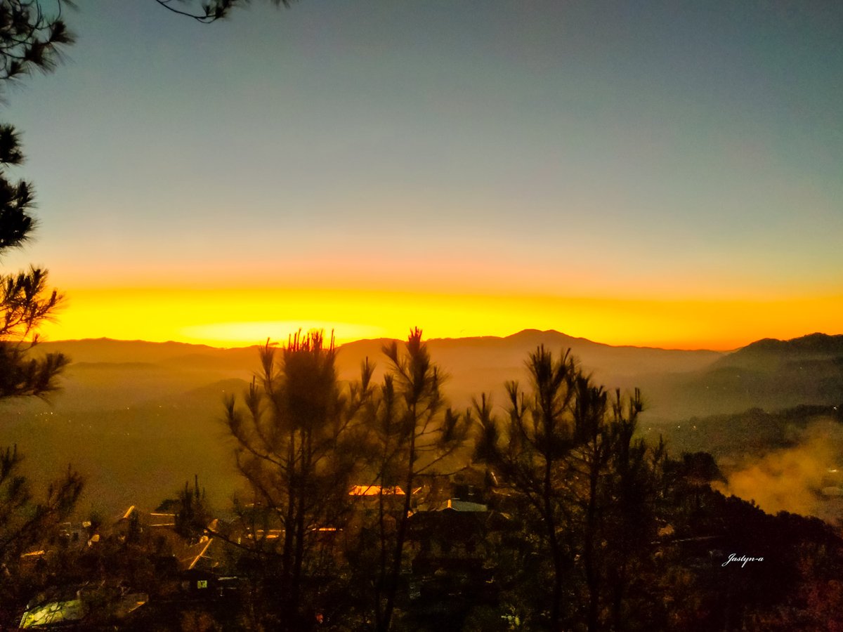 jastynaira1's tweet photo. Where the sun is about to rise, At the edge of the mountain.
Nostalgic feeling.
Baguio city
#sunrisephotography #sunrise #mountainsunrise #morningwalk #sun #sunrisemotivation #baguiocity #jastynwanderer #nostalgic #scenery #sunisrising https://t.co/byZ6GSoby1