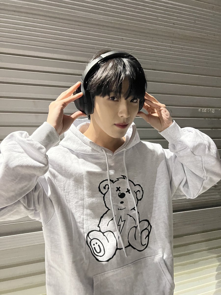 CIX_OUTFIT's tweet photo. #김용희 Twitter.

Brand : ISTKÜNST.
Name : 썬더 베어 후디 라이트그레이.
Price : ₩79,000

#CIX #씨아이엑스 #용희 #Yonghee #CIXOUTFIT_YONGHEE #OOTD https://t.co/kX6bzishcu