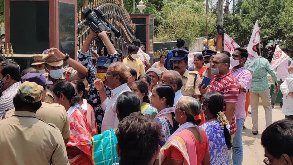 JSPVeeraMahila's tweet photo. పెరిగిన విద్యుత్ చార్జీలకు వ్యతిరేకంగా గుంటూరు నగరంలో బి.ఆర్.స్టేడియం నుండి పొన్నూరు రోడ్డులోని విద్యుత్ కార్యాలయం వరకూ భారీ ర్యాలీగా వెళ్లి విద్యుత్ సబ్-స్టేషన్ అధికారికి వినతిపత్రాన్ని అందించిన వీరమహిళా విభాగం వారు

#JSP_Demands_CurrentChargeCut 
#CutDownAPCurrentCharges

(1/2) https://t.co/BUwRT69s1m