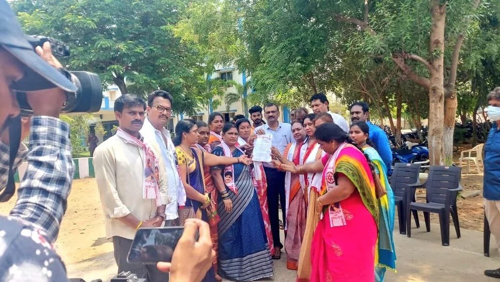 JSPVeeraMahila's tweet photo. (2/2)
వీర మహిళలు పార్వతి నాయుడు, బిట్రగుంట మల్లిక, యర్రంశెట్టి పద్మావతి, దాసరి లక్ష్మీ దుర్గ, రమాదేవి, కటకంశెట్టి విజయలక్ష్మి, మల్లేశ్వరి, మాధవి, యడ్ల తిరుపతమ్మ, యడ్ల రాధిక, ఆసియ, అనసూయ, హైమావతి, లక్ష్మి గార్లు పాల్గొన్నారు

#JSP_Demands_CurrentChargeCut 
#CutDownAPCurrentCharges https://t.co/AMHVB5ZnBK