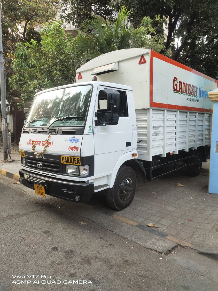 JournoSunny93's tweet photo. @MumbaiPolice @sanjayp_1 Huge tempo parked near Perry Cross Bus Stop in Bandra West blocking the foothpath for local public and BEST passengers. Request you to take action. 

#MumbaiPolice #FoothpathBlocked #PerryCrossRoad #BandraWest https://t.co/ihxxI3NslJ