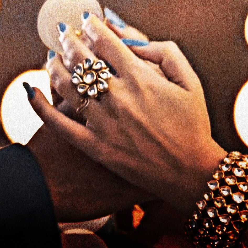 BusybeeReturns's tweet photo. 𝙏𝙝𝙚𝙞𝙧 𝙚𝙣𝙜𝙖𝙜𝙚𝙢𝙚𝙣𝙩 𝙧𝙞𝙣𝙜𝙨💍❤️💍
.
.
.
𝚠𝚑𝚒𝚌𝚑 𝚙𝚛𝚘𝚋𝚊𝚋𝚕𝚢 𝚝𝚑𝚎𝚢 𝚎𝚡𝚌𝚑𝚊𝚗𝚐𝚎𝚍 𝚒𝚗 𝚍𝚛𝚎𝚊𝚖𝚜👽.

#KabhiKabhieIttefaqSey #AnuGun https://t.co/eplA4lIByd