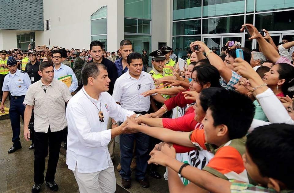 YofrePoma's tweet photo. Estos ERAN los tiempos de la Amazonia, donde se invertía el petróleo en obras.
-Aagua P, hospitales carretareras, escuelas Mileniun, etc. Millones en inversión  
AHORA petróleo a 100 💵, cero obras e incomunicados sin vías.

Muchas gracias @MashiRafael, y #FelizCumpleRafael https://t.co/XBucdeoARB