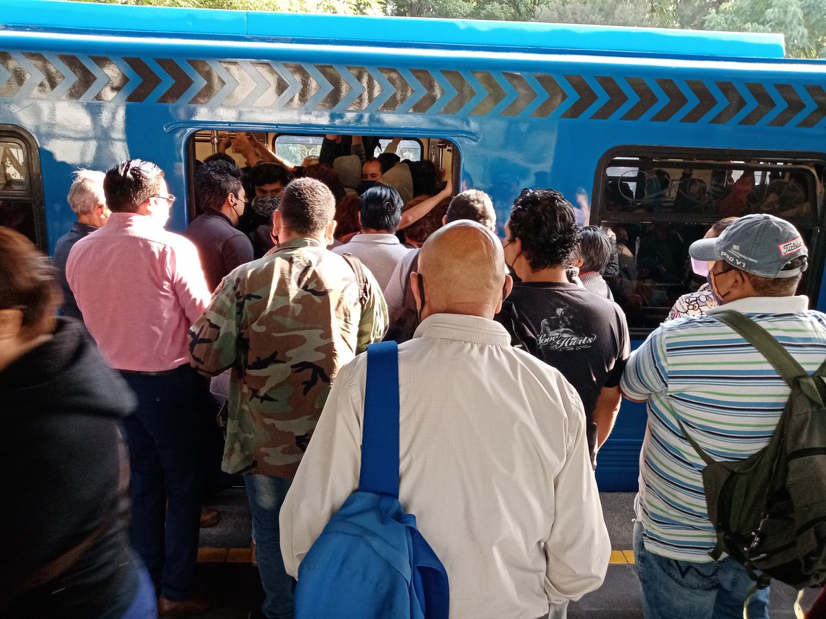 .<a href="/Claudiashein/">Claudia Sheinbaum Pardo</a> <a href="/JoseCarlosXoch/">José Carlos Acosta</a> imperdonable, arreglaron las vías del #TrenLigero sin embargo se les olvidó agregar vagones a un medio de transporte que hoy es insuficiente, pasajeros llevan más de 50 min sin poder abordar <a href="/LaSEMOVI/">Secretaría de Movilidad CDMX</a> <a href="/telediario/">@telediario</a> <a href="/lajornadaonline/">La Jornada</a> <a href="/Reforma/">REFORMA</a> <a href="/adn40/">adn40</a>