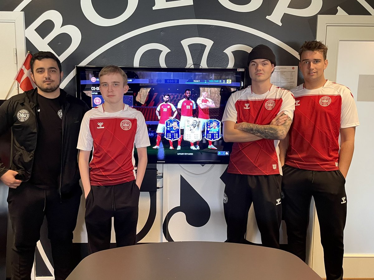 dbuefodbold's tweet photo. Landsholdstrøjen er trukket over hovedet.
Ungarn venter i første kamp i denne spændende og afgørende runde 👏

KOM SÅ, DRENGE 👊🇩🇰 https://t.co/9SxZ1frPrR