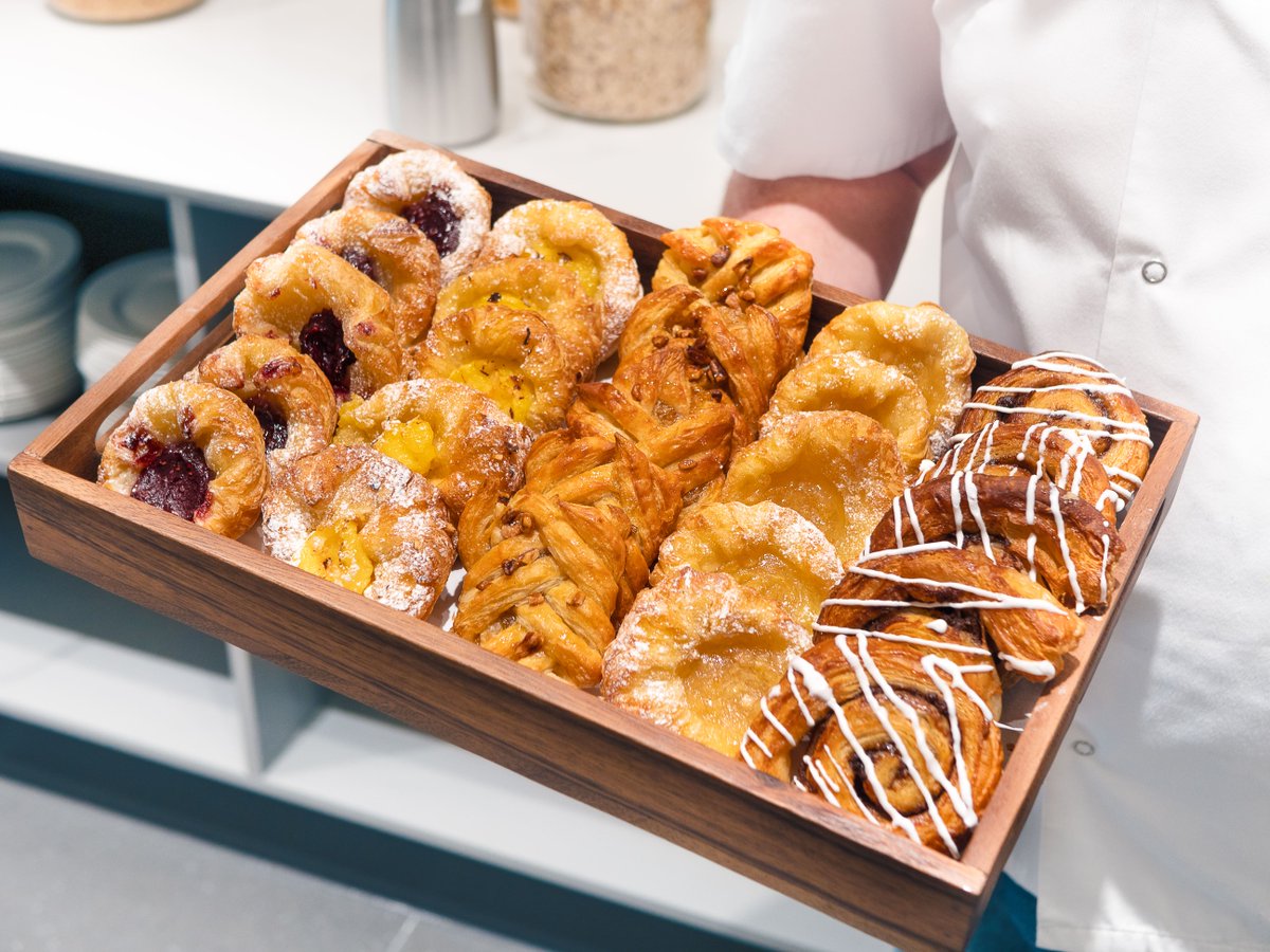EscapeLoungesUK's tweet photo. We can't wait to welcome you back to our @EMA_Airport lounge from 11th April! 🎉🍾

Our lounge is the perfect way to start your trip with the people that matter 🙌 Take some time out before your flight with inclusive food and drink ✈️

Book now >> https://t.co/79SJaAEDVI https://t.co/BwFa31mLpK