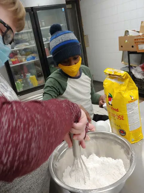 frontlinesto's tweet photo. Come join us ! Every Friday from 3pm - 6pm we have drop in programs where community members get the chance to partake in various fun activities and learn new things ๐ผ ๐ฌ ๐ฐ ๐ณ ๐บ
.
.
.
.
.
#torontofun #funtoronto #torontoactivities #torontoprograms #torontoculinary #FridayVibes https://t.co/3SzkGVIhnJ