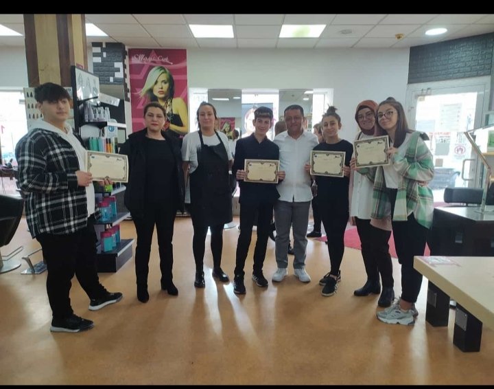 🛫Cennet vatanimiza dönüş zamanı 🛬 🇹🇷🇹🇷 Bizleri staj boyunca misafir eden ✂️Salon Barbella ve Magic Cut✂️ ekibine çok teşekkür ederiz 🥰 Güzel hatıralarla ülkemize dönüyoruz🇹🇷🇩🇪 ❤️❤️