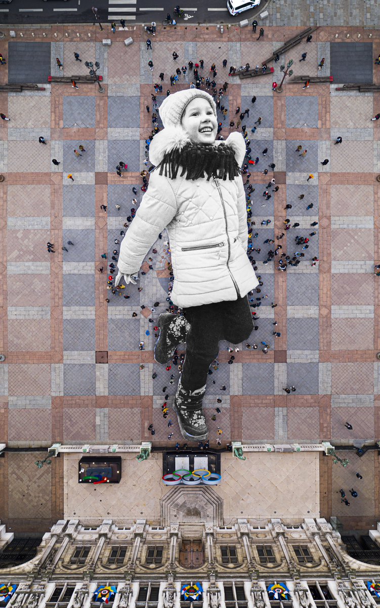 Paris's tweet photo. #StandWithUkraine | 🇺🇦 L'hommage de l'artiste @JRart  au peuple ukrainien, déployé hier par une centaine de personnes sur le parvis de l'Hôtel de Ville. 

📷 JR
👉 https://t.co/Wpdkf2nIQM https://t.co/Q8re8JU8FJ