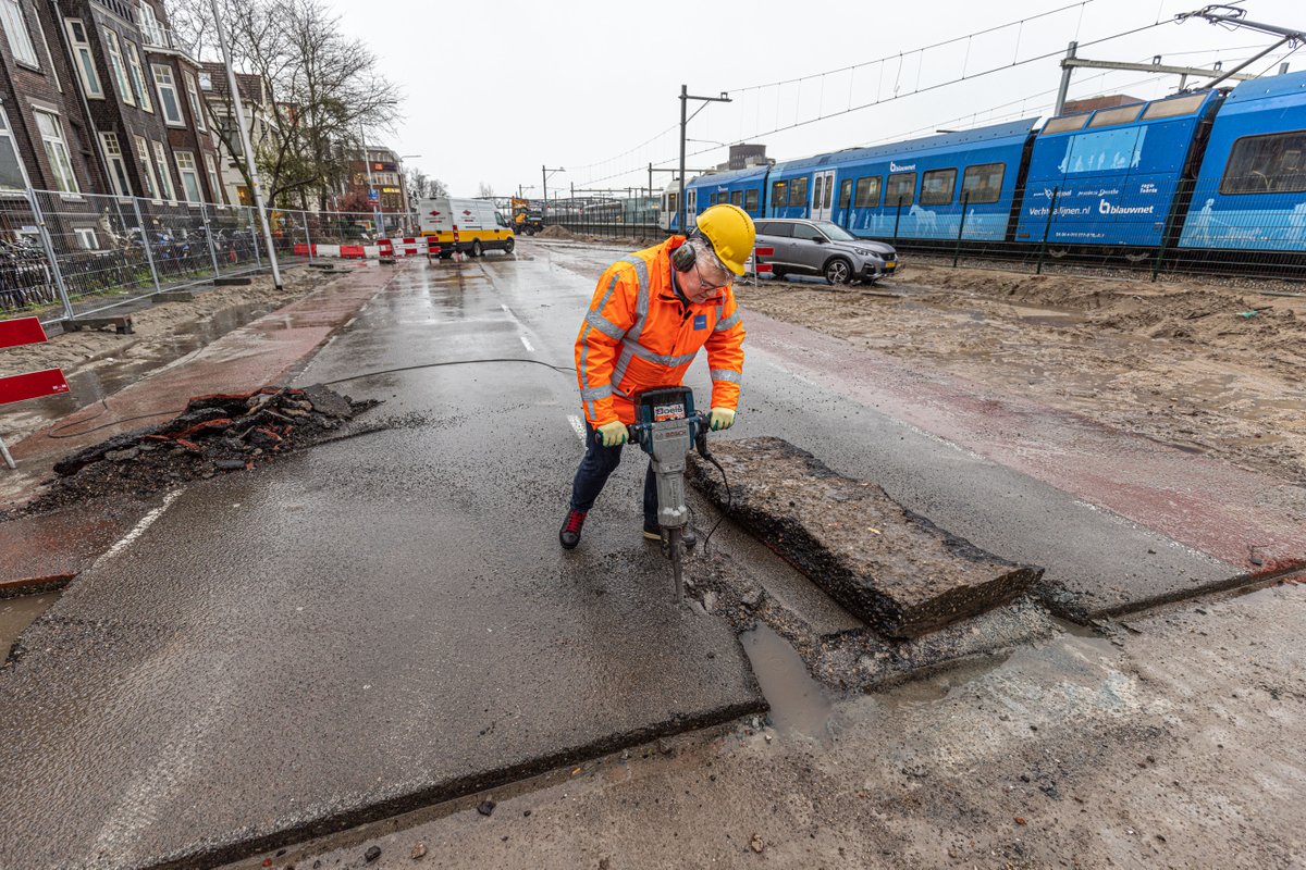 Gemeente_Zwolle's tweet photo. De herinrichting van de #Oosterlaan en #Westerlaan is gestart. In ruim een jaar veranderen de Ooster- en Westerlaan tot een #prettige, #gastvrije en #klimaat-robuuste #groene #verbinding waar het prettig is om te verblijven. @edanker gaf vanochtend #startsein in @spoorzone038 https://t.co/zJJg0IV6w9