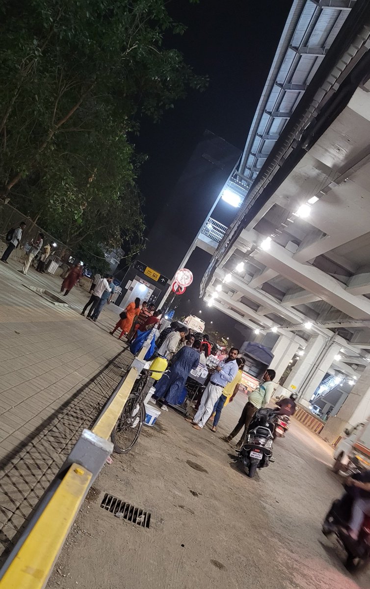 socialPotholes's tweet photo. Still the stalls are present. काय करतात @mybmcWardRN ? काय कारवाई केली काय माहित? @CPMumbaiPolice @sanjayp_1 @JagdishOza7 @AUThackeray @RoadsOfMumbai @DahisarF @DahisarS @Dahisarvoice @MMMOCL_Official @iGopalShetty @Mhatre_Sheetal https://t.co/4guT52DjpU