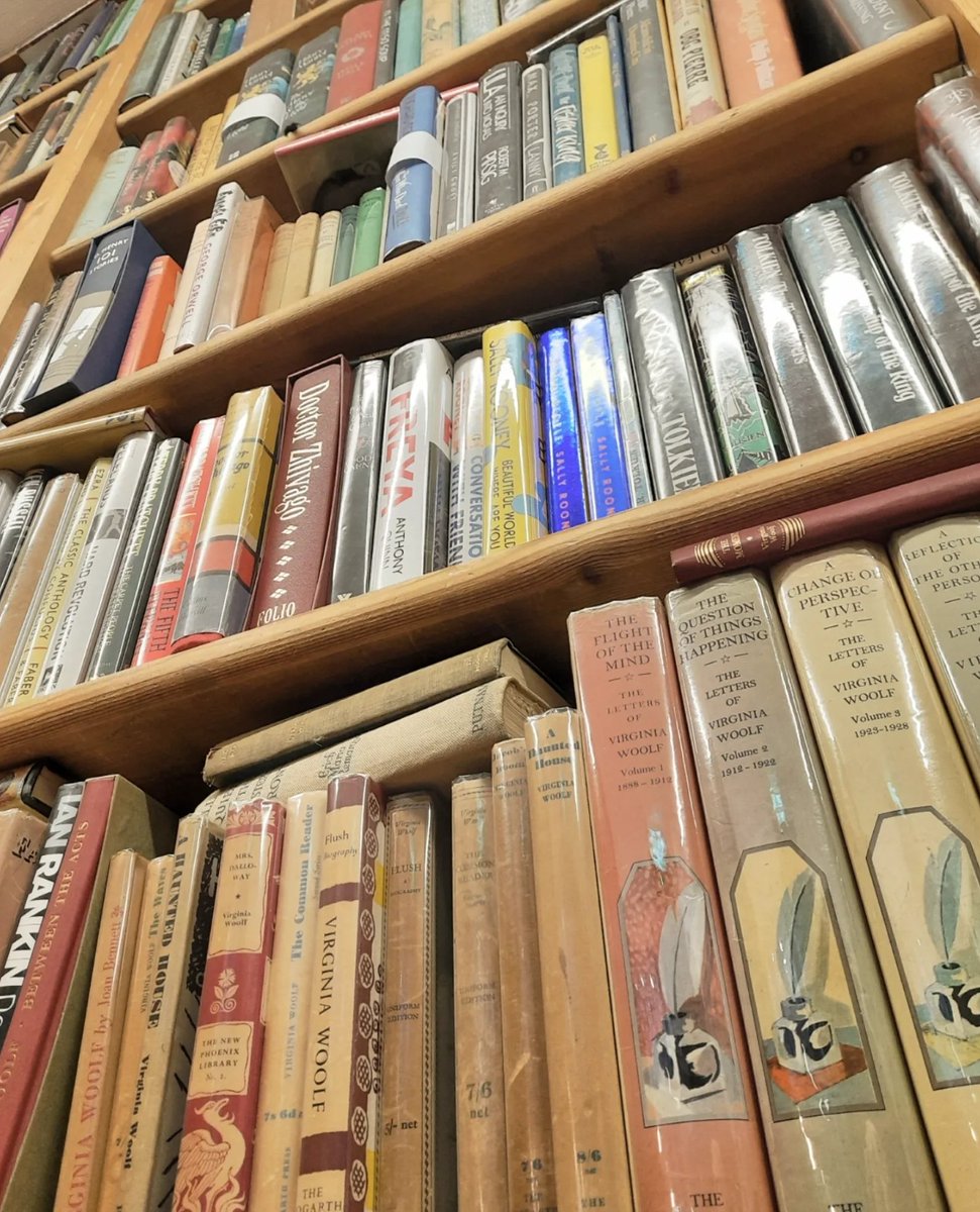 StoryBoxAlibi's tweet photo. #tbt to a few weekends ago when we made the mistake of visiting Henry Pordes Bookshop with little to no money on us Didn't stop us from taking our time and having a browse
#questionoftheday Which is your favourite book shop to take your time in?
#storybox #qotd #ThrowbackThursday https://t.co/XZ1mX6Ffbf