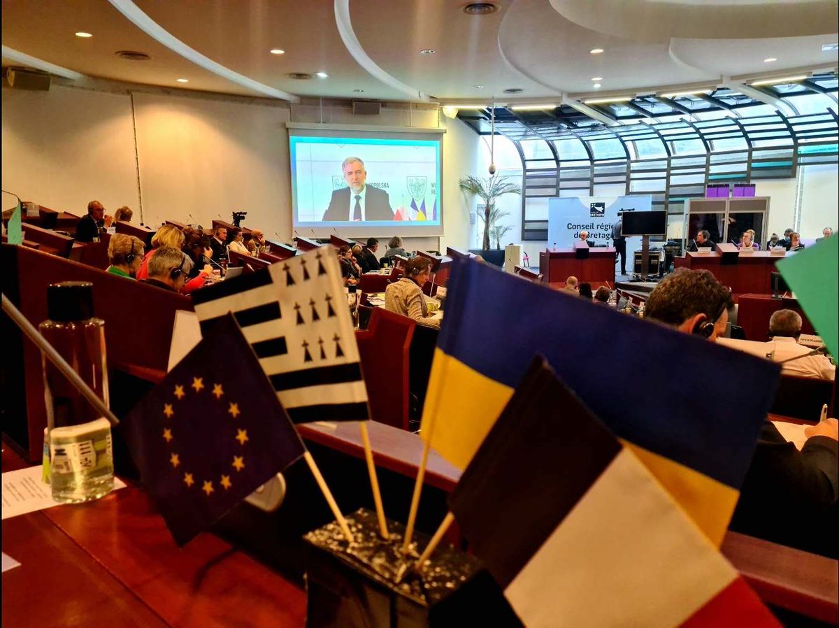 ElusBMV_Breizh's tweet photo. La  @regionbretagne accueille en Visio Marek Wozniak, Maréchal de la Région de Wielkopolska, (Pologne).
Il explique concrètement les conséquences de l'exil de la population ukrainienne. Il demande un fond spécial européen pour l’accueil des réfugiés. #UkraineRussianWar https://t.co/XVjh5xTVqI
