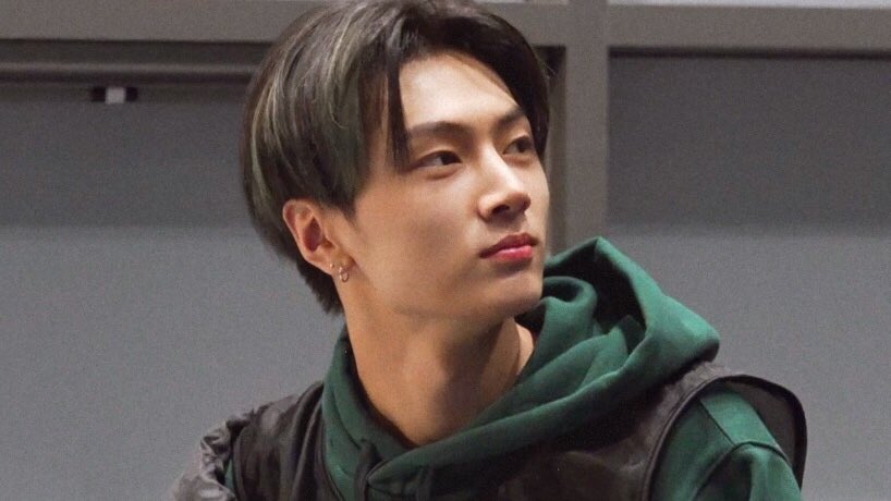 #enhypen_jay in green hoodie with green highlights