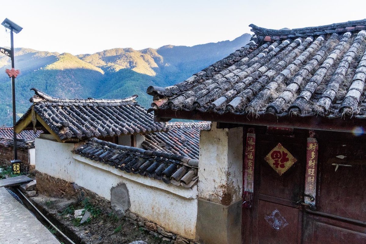 dmlphotoworx's tweet photo. Wumu is a traditional old Naxi village nestled on the side of a mountain overlooking the Yangtze River valley.
#wumu #naxi #naxivillage #yunnan #china #travel #travelphotography https://t.co/Uaf5OfAZ2a