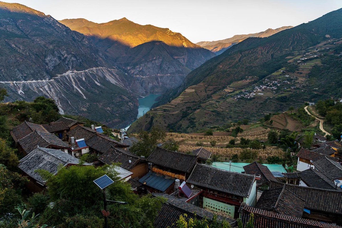 dmlphotoworx's tweet photo. Wumu is a traditional old Naxi village nestled on the side of a mountain overlooking the Yangtze River valley.
#wumu #naxi #naxivillage #yunnan #china #travel #travelphotography https://t.co/Uaf5OfAZ2a