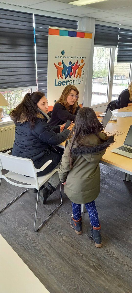 Primeur. Vandaag werken we op locatie bij Escamp voor Vrouwen. Leergeld Den Haag wil dichter bij de gezinnen zijn, dus zoeken we ze op in hun buurt. Dit 2-wekelijkse inloopspreekuur gaan we doen op meer plekken in de stad. Aanvragen worden ter plekke in orde gemaakt.