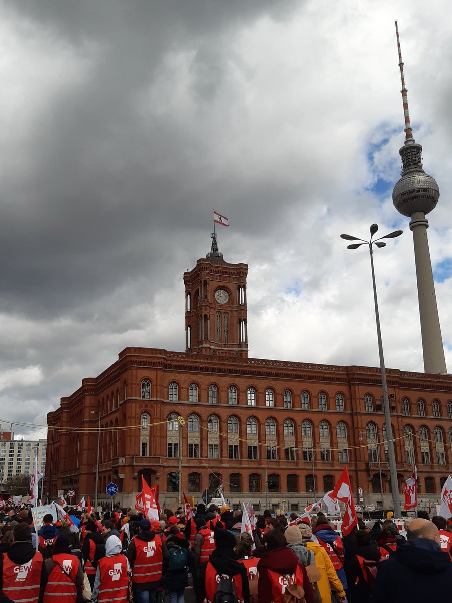 ManuelHonisch's tweet photo. Eine lange, bunte Demo zog heute vom AGH zum Roten Rathaus. Und alle stellen sich die Frage: Wenn so viel Geld für Bomben da ist, warum dann so wenig für Bildung? #kleinereKlassen #Warnstreik @GEW_BERLIN @schule_anders https://t.co/eFOdaTXoWd