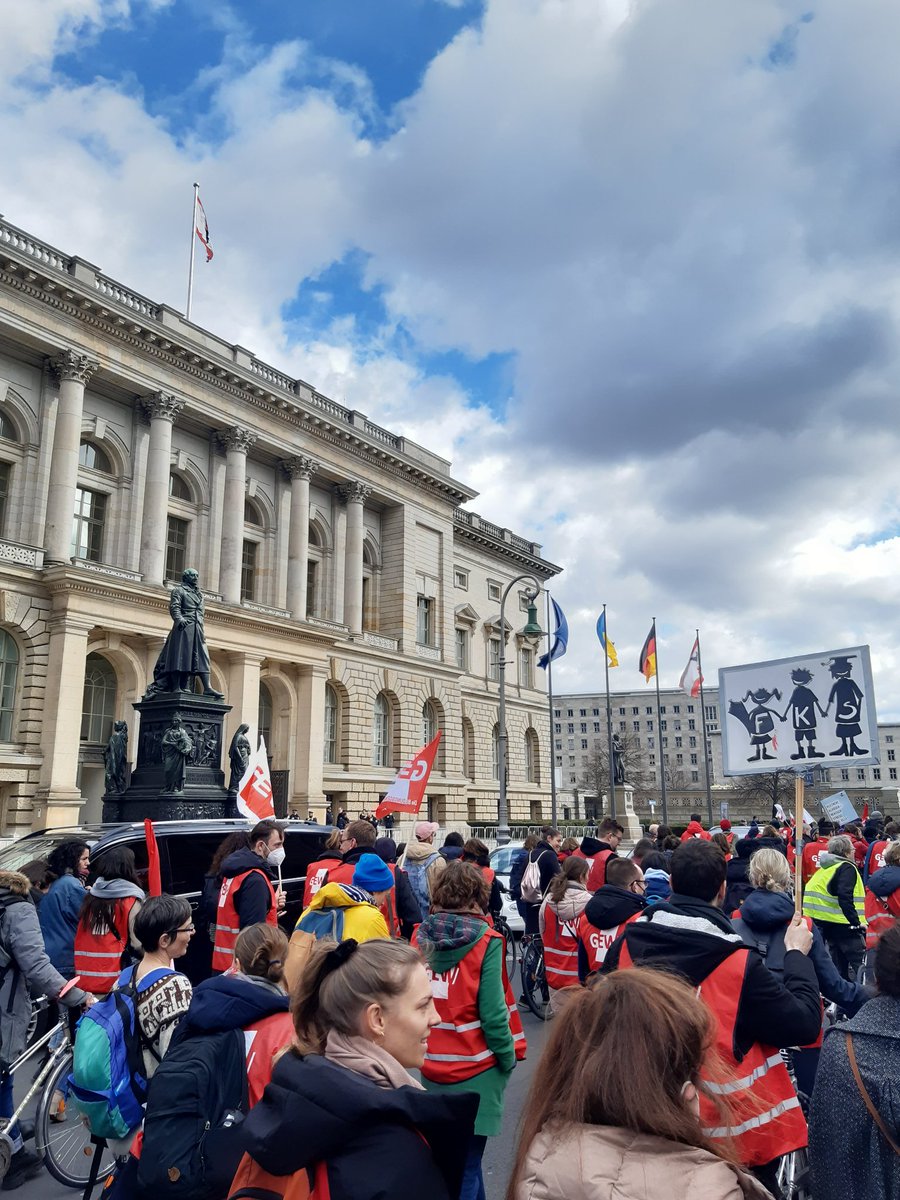 ManuelHonisch's tweet photo. Eine lange, bunte Demo zog heute vom AGH zum Roten Rathaus. Und alle stellen sich die Frage: Wenn so viel Geld für Bomben da ist, warum dann so wenig für Bildung? #kleinereKlassen #Warnstreik @GEW_BERLIN @schule_anders https://t.co/eFOdaTXoWd