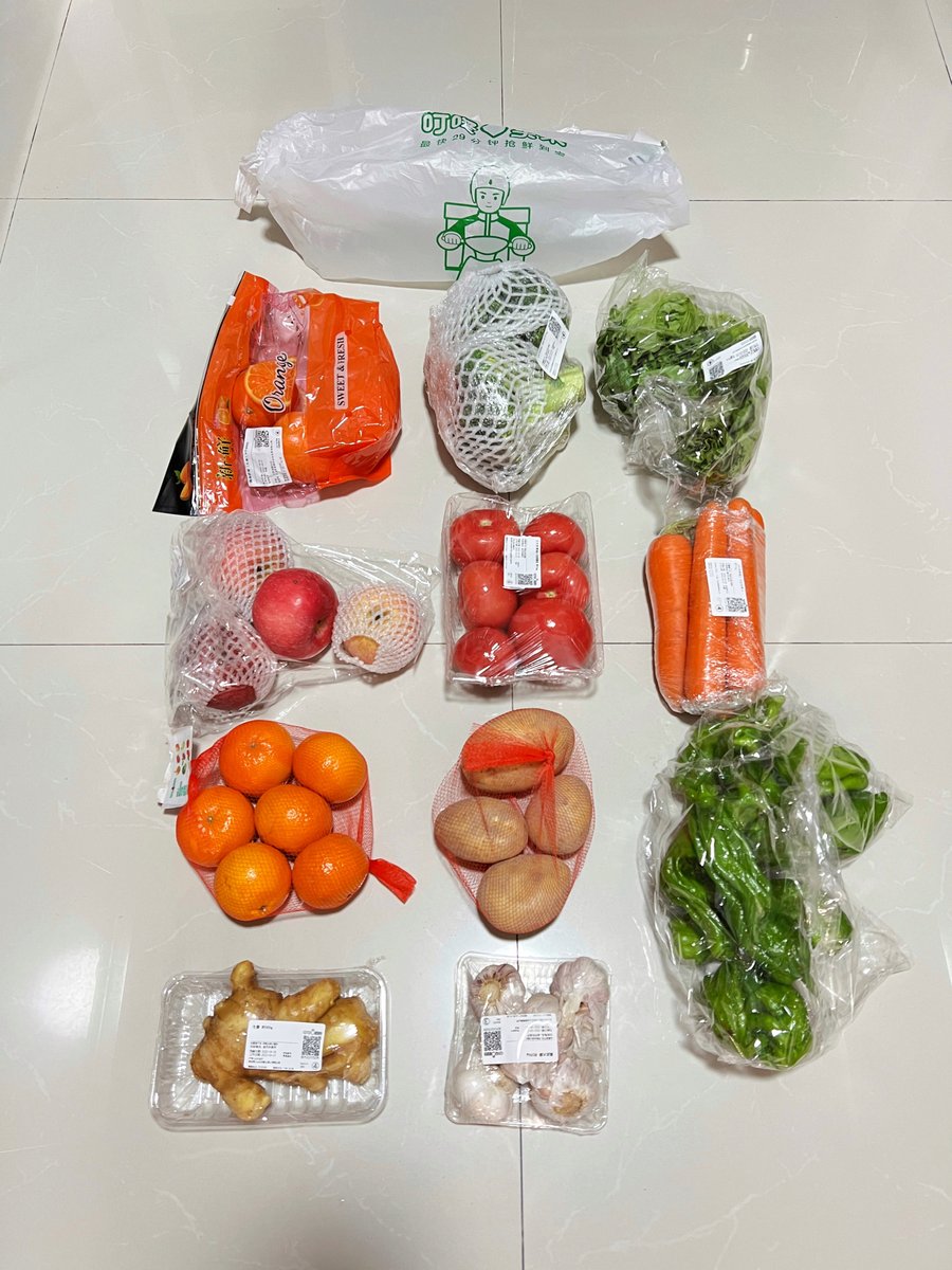 huuugoo's tweet photo. 接上条：下午两点半刷到的这单刚收到，配送小哥近8点送达小区门口，由物业和志愿者接力送到楼栋门口。 #叮咚买菜 https://t.co/6MFoXJcxam