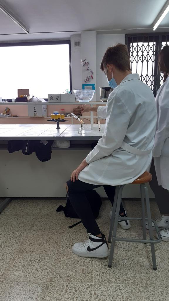 FEMMA_Setmana's tweet photo. Acabant les darrers pràctiques de biologia amb moltes ganes!!! https://t.co/rNtjNND3Ca