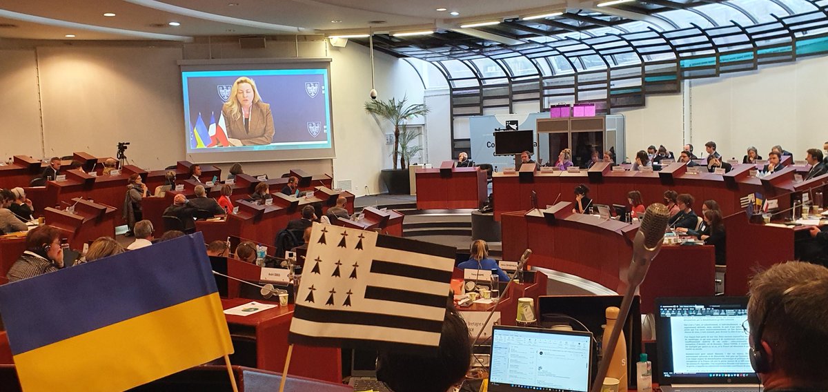 ElusBMV_Breizh's tweet photo. Tetiana Yehorova-Lutsenko, Présidente du Conseil régional de Kharkiv en #Ukraine, s’adresse à la 
@regionbretagne
. "Chez nous, beaucoup d'habitants parlent russe et ils ne s'attendaient pas à une agression de la #Russie". https://t.co/pQLnE4kSol