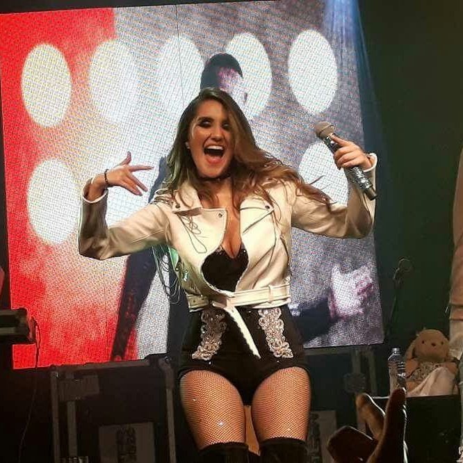 dmstreams's tweet photo. Hoje a 5 anos atrás, @DulceMaria realizava o seu terceiro show da #DMWorldTour no Brasil. ❤️

O show aconteceu na cidade de Porto Alegre e contou com looks incríveis, presença de palco, e uma voz impecável! 😍 

Você esteve presente?? Conta aqui pra gente! 👇🏼❤️ https://t.co/ve58cPf5L4