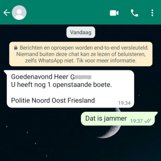 Betaalverzoek van de politie ontvangen? Gelukkig heeft de melder die dit berichtje ontving het nummer direct geblokkeerd. De politie stuurt via Whatsapp nooit betaalverzoeken of informatie over boetes. Betalingen aan de politie vinden altijd plaats in een politiebureau.