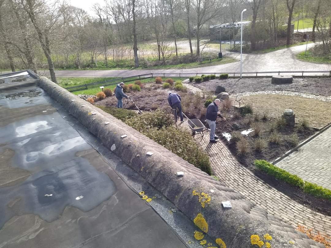 Deze week waren een aantal vrijwilligers druk in de weer met klusjes: de tuin netjes maken en de grote koepel van de sterrenwacht schoonmaken.