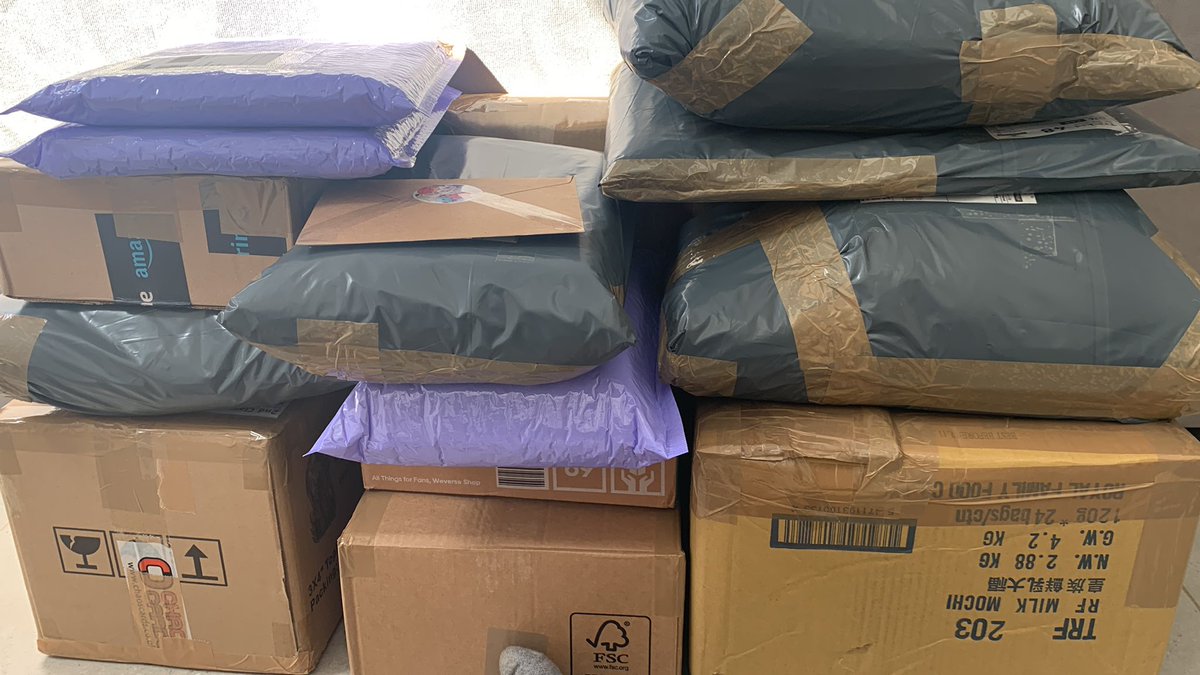 distributor_sam's tweet photo. post office trip for @HARU_GOs ☺️ https://t.co/tTnNlwbhYx