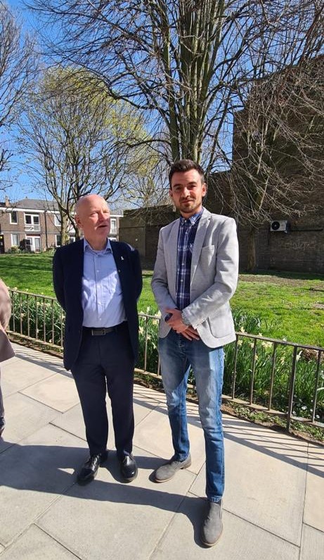 KLGUK's tweet photo. The Wapping Lane Pocket Park was launched at the weekend. This was a project in conjunction with Tower Hamlets. The residents baked a cake in celebration of the completion and invited Andrei to enjoy a slice. #KLG #wapping #towerhamlets #cake #wappinglane #pocketpark #project https://t.co/QLJ39kVdSM