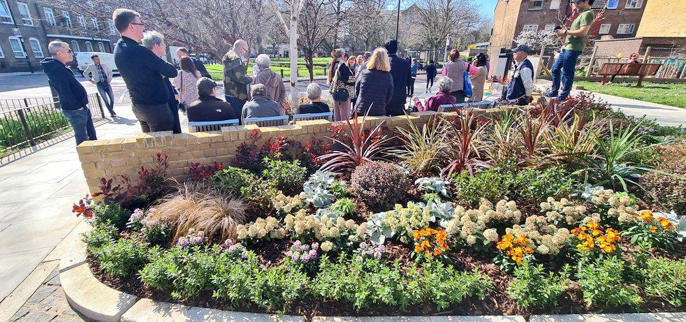 The Wapping Lane Pocket Park was launched at the weekend. This was a project in conjunction with Tower Hamlets. The residents baked a cake in celebration of the completion and invited Andrei to enjoy a slice. #KLG #wapping #towerhamlets #cake #wappinglane #pocketpark #project