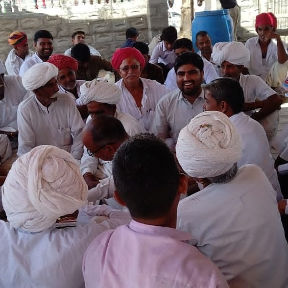 siyag_tajaram's tweet photo. आज #गुडामालानी विधानसभा क्षेत्र के #धोरीमना पंचायत समिति के #कोठाला में Dalu Ram Choudhary के यहां रेवाण में भाग लिया। इस दौरान गुडामालानी आरएलपी की समस्त टीम साथ में रही।#TeamRLPGudamalani #gudamalani #Kothala https://t.co/Kx4vKgwyxE