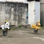 パンダに座ってスマホをいじっていたら…。職務質問された。
