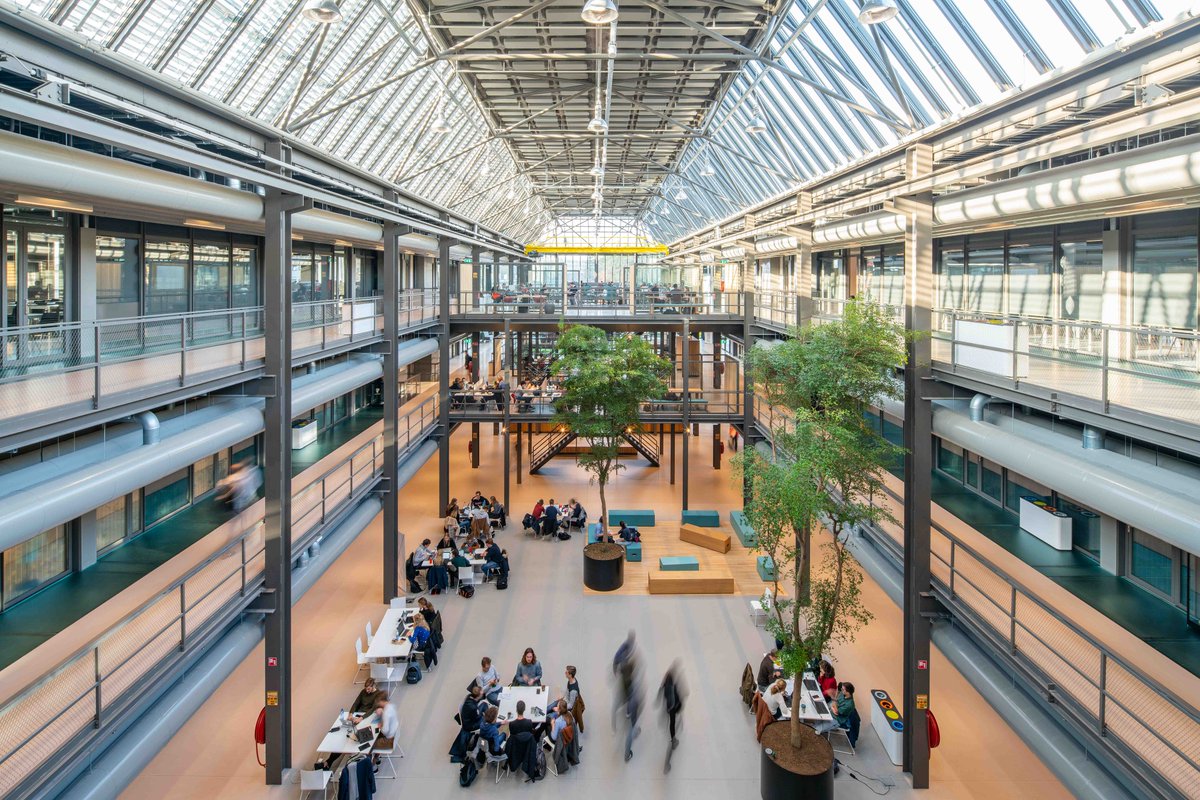 Braat1844's tweet photo. PROJECT BRAAT 
Voor de renovatie van de Technohal van de @UTwente   mochten wij, in opdracht van @DuraVermeer Bouw Hengelo, het atrium voorzien van niet zelfdragende zonwerende beglazing en zonwering. Een gaaf project i.s.m. @Hak4tzonwering 
https://t.co/gY1dJYght0 https://t.co/Jt7OK4OhjD