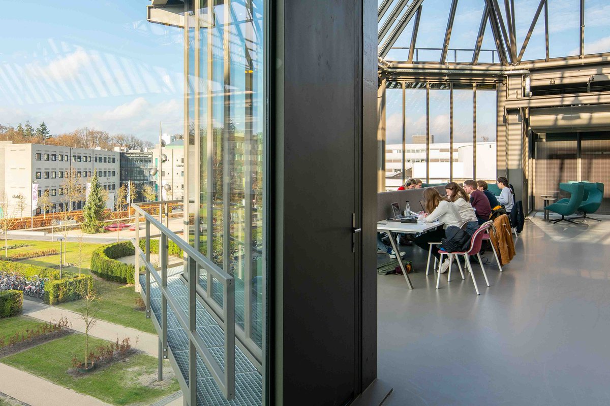 Braat1844's tweet photo. PROJECT BRAAT 
Voor de renovatie van de Technohal van de @UTwente   mochten wij, in opdracht van @DuraVermeer Bouw Hengelo, het atrium voorzien van niet zelfdragende zonwerende beglazing en zonwering. Een gaaf project i.s.m. @Hak4tzonwering 
https://t.co/gY1dJYght0 https://t.co/Jt7OK4OhjD