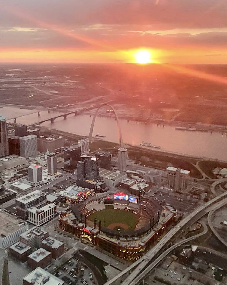 SkyFOXSTL's tweet image. From @BommaritoAuto SkyFox, the sun rises over St. Louis, the @GatewayArchSTL and Busch Stadium as the @Cardinals prepare for Opening Day! @FOX2now