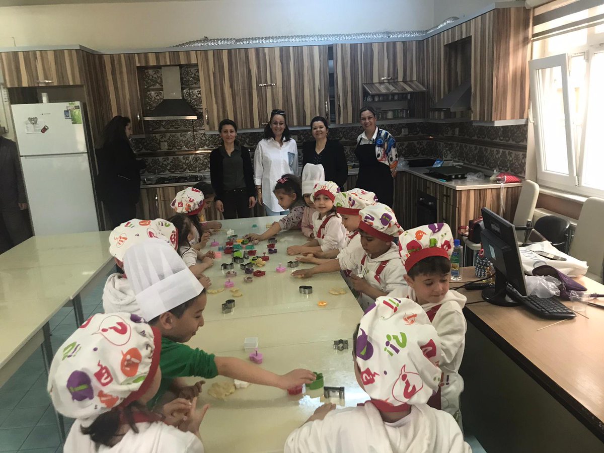 AkhisarHem's tweet photo. Bekir Pehlivanoğlu İlkokulu Anasınıfı öğrencileri Kurumumuzda pastacılık atölyesi çalışmalarına katıldılar. Öğrencilerimize ve öğretmenlerimiz Meral TEPELİ, Zekiye ULUBAY ve Şefika GİRGİN hocamıza teşekkür ederiz. #Halk #Eğitim #Her #Yerde #Eğitim https://t.co/xaGpD2LrNY
