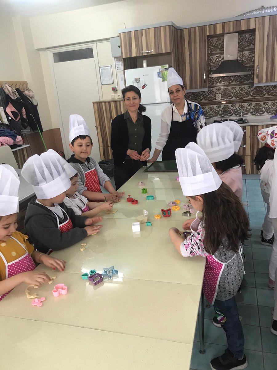 AkhisarHem's tweet photo. Bekir Pehlivanoğlu İlkokulu Anasınıfı öğrencileri Kurumumuzda pastacılık atölyesi çalışmalarına katıldılar. Öğrencilerimize ve öğretmenlerimiz Meral TEPELİ, Zekiye ULUBAY ve Şefika GİRGİN hocamıza teşekkür ederiz. #Halk #Eğitim #Her #Yerde #Eğitim https://t.co/xaGpD2LrNY