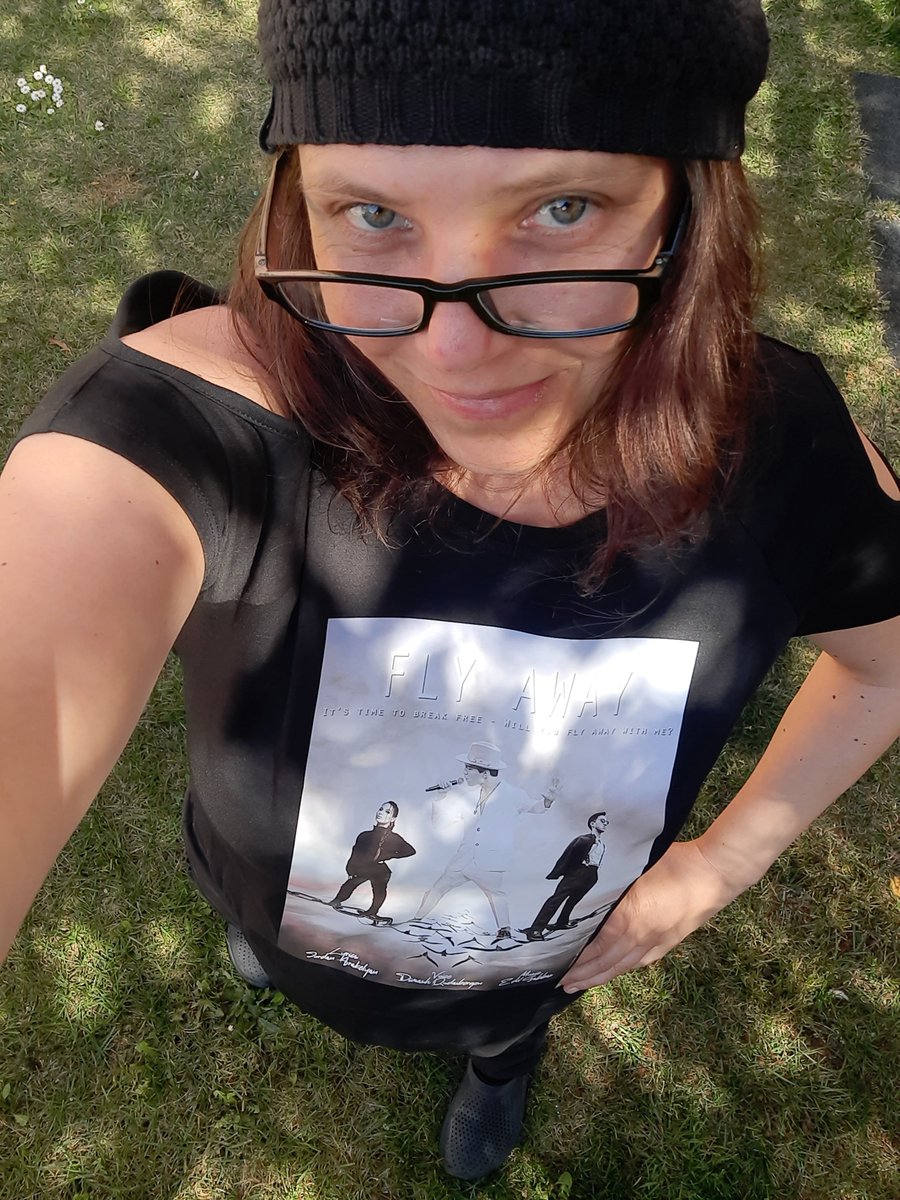 nikitaLila's tweet photo. My shirt has arrived today and soon I'll #FlyAway to see Dimash Qudaibergen live on stage in Düsseldorf @dimash_official 

So exciting 
#fanart https://t.co/txX6h4lfCA