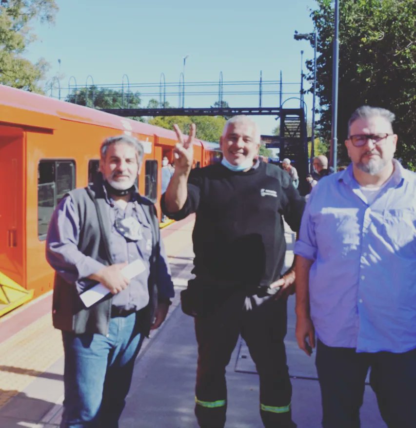 ElidoVeschiBN's tweet photo. Junto a nuestro Directivo Nacional @Juanman1006 y los candidatos a delegados #ListaGris @aricarrera , #MarceloFarana nos encontramos con nuestros compañeros en #VillaAdelina para escuchar, charlar, y acercar nuestras propuestas de cara a las próximas elecciones 🙌🏻💪🏻
#El20DeAbril https://t.co/BYLpYWPgZb