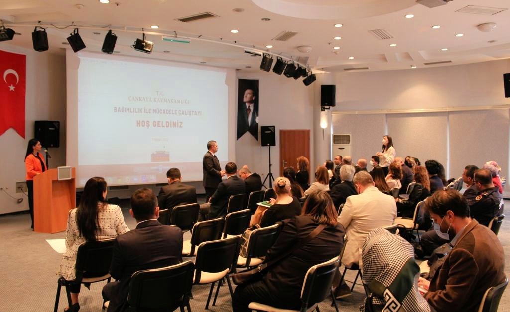 Çankaya Bağımlılıkla Mücadele Çalıştayı “Ben Olsaydım” temasıyla Kaymakamımız  <a href="/hmetebuhara/">Hüdayar Mete BUHARA</a> başkanlığında; kurum yetkilileri, okullarımızın ilgili sorumluları, STK temsilcileri, alan uzmanları, muhtar, vatandaş ve gençlerimizin katılımıyla gerçekleştirildi. 

<a href="/AnkaraValiligi/">T.C. Ankara Valiliği</a>